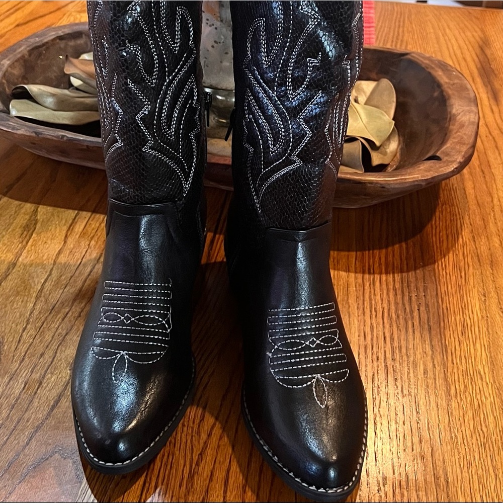 Women’s black boots, size 8